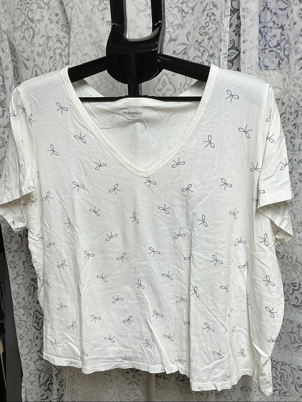 🔵 Old Navy Off-White V-Neck Everywear Tee with Bow Motif